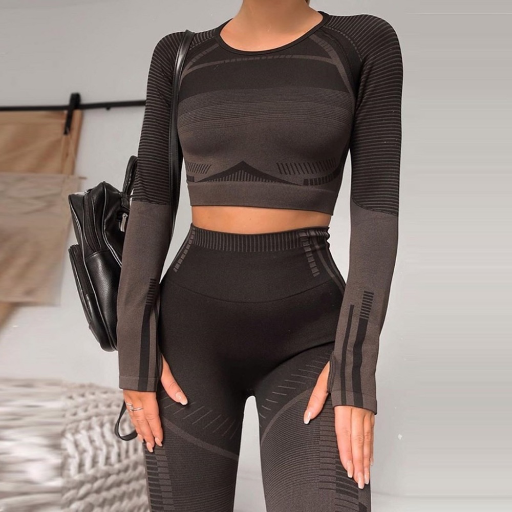 geo seamless long sleeve crop top